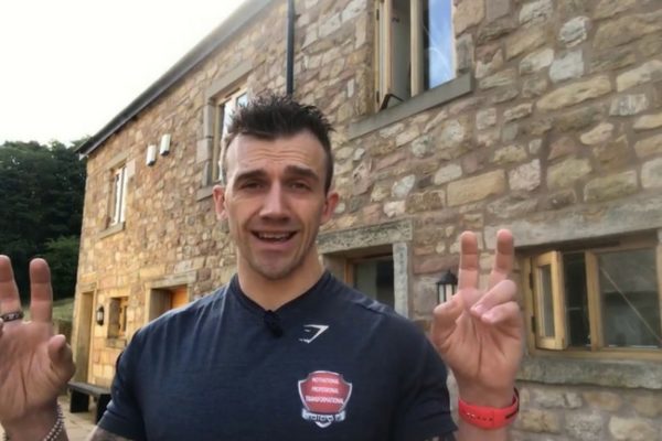 personal trainer talking about best time to workout at the gym